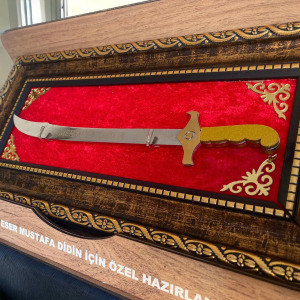 Masa Üstü Kılıçlı Ahşap Stand